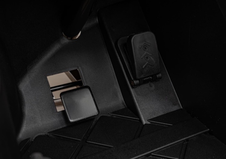 Autko na akumulator 2 osobowe  Audi Spyder R8 LIFT STRONG Biały