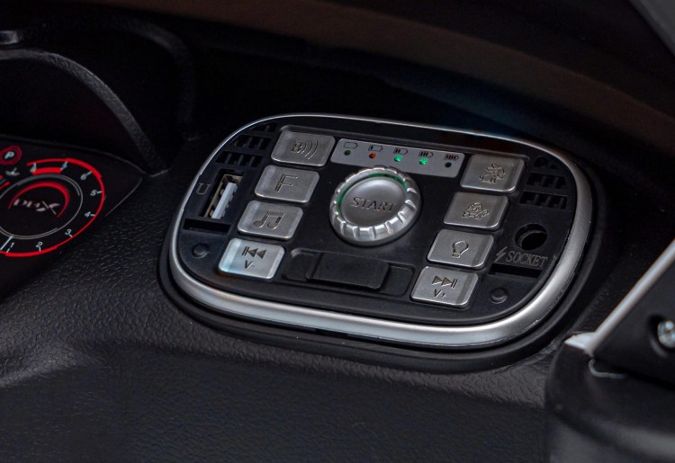 Aston Martin DBX Samochód  na akumulator dla dzieci Biały + Pilot