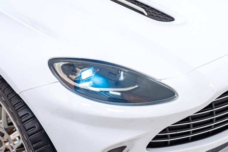 Aston Martin DBX Samochód  na akumulator dla dzieci Biały + Pilot