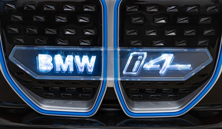 Autko BMW i4 na akumulator dla dzieci Czerwony