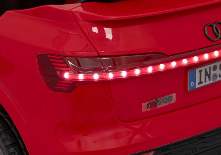 Autko na akumulator Audi SQ8 Czerwony