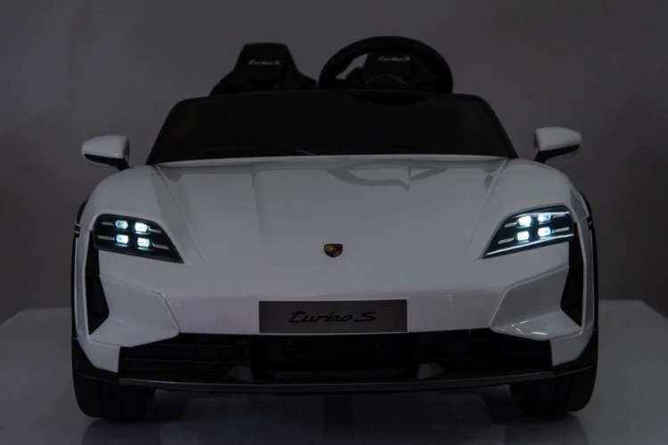 Pojazd Porsche Taycan Turbo S Biały