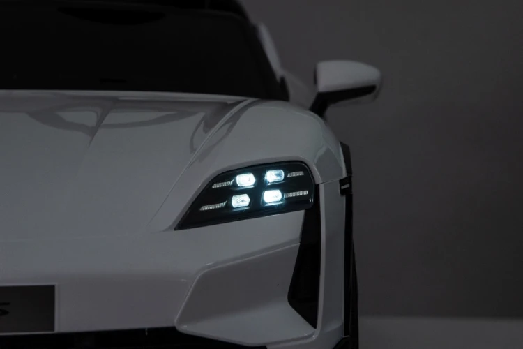 Pojazd Porsche Taycan Turbo S Biały