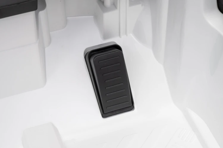 Samochód na akumulator Land Rover Defender Biały
