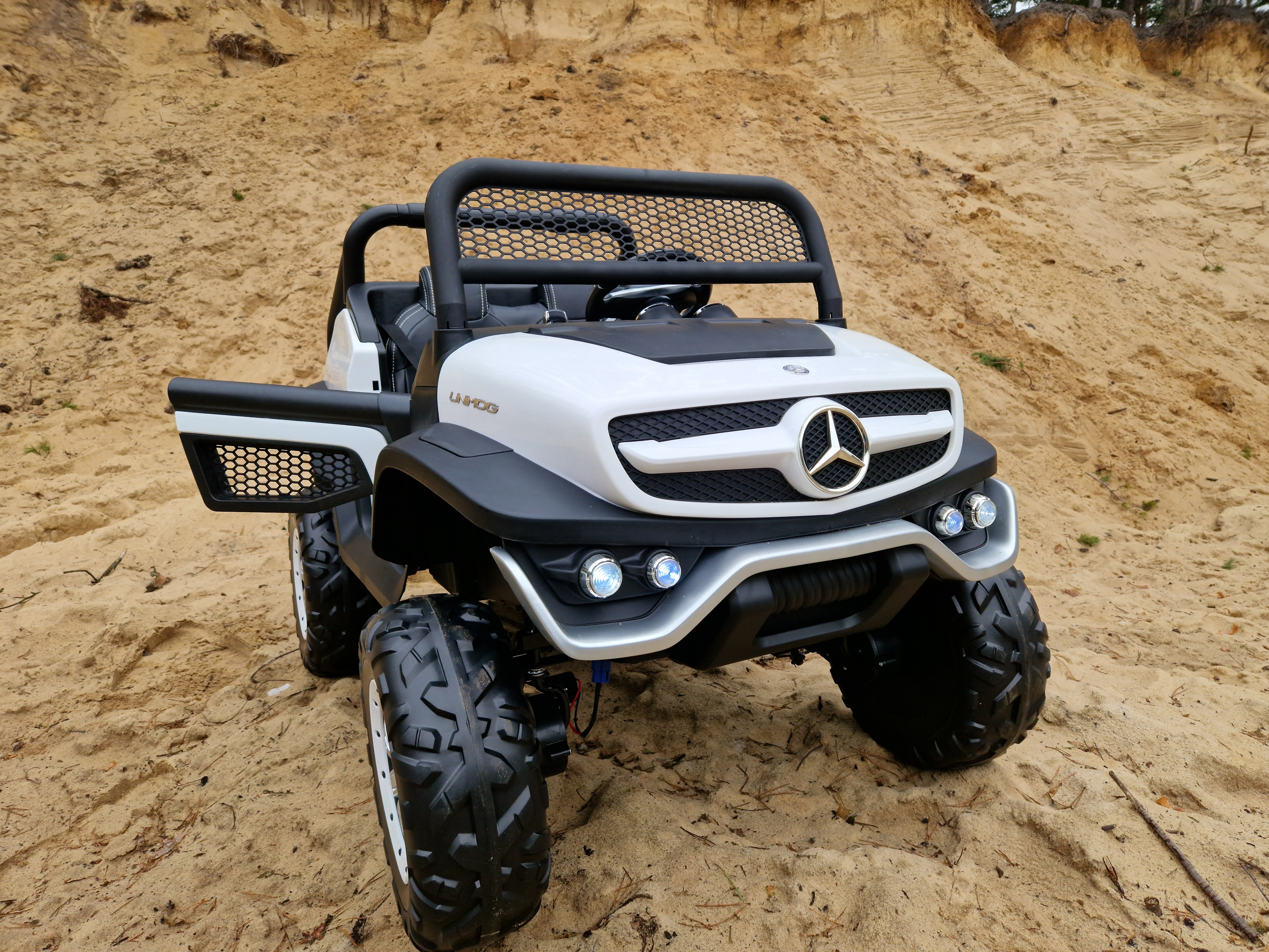 autko na akumulator Mercedes Unimog