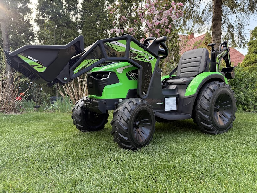 traktor na akumulator z przyczepką