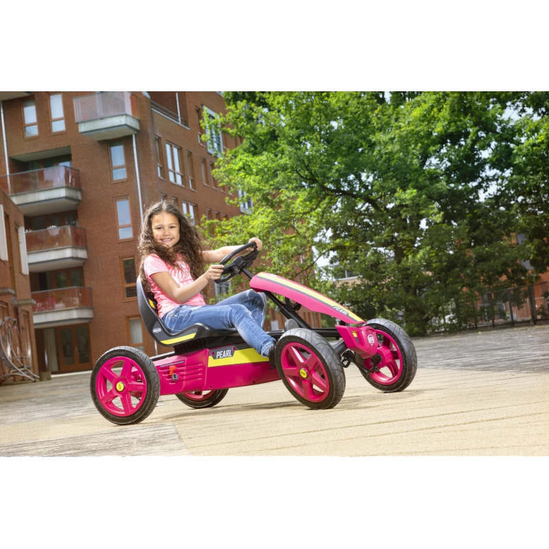 różowy gokart na pedały