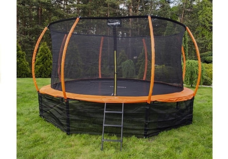 Trampolina ogrodowa – jak wybrać najlepszy model dla swojej rodziny?
