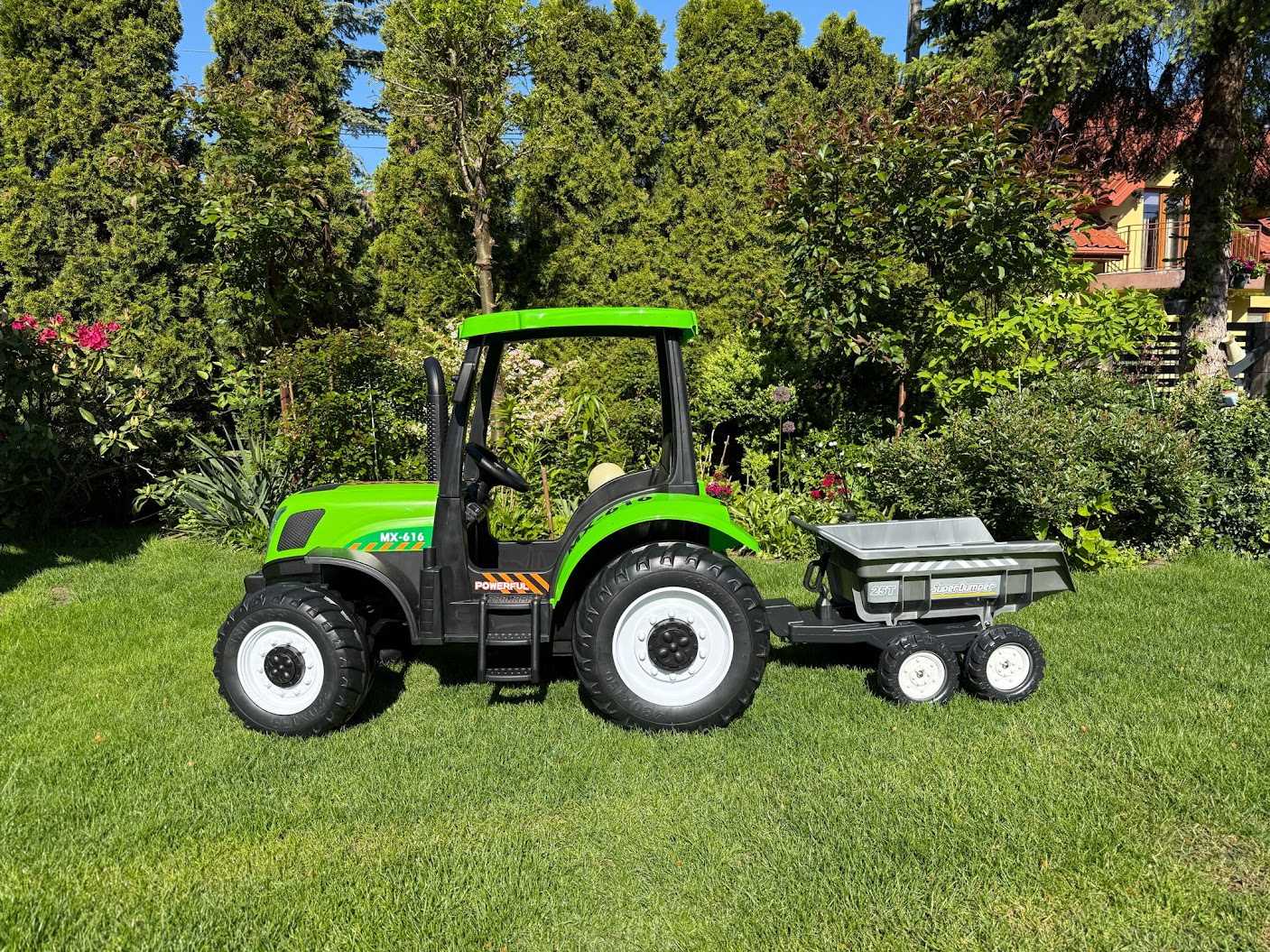 Traktor na akumulator A011 z przyczepką – wszechstronne narzędzie wspierające rozwój i zabawę dziecka w wieku przedszkolnym