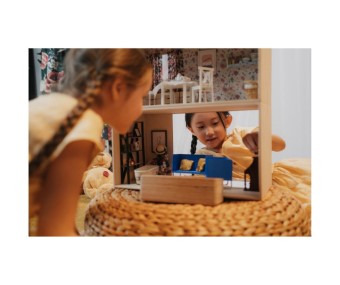 Magiczny Świat Dzieciństwa: Drewniany domek dla lalek
